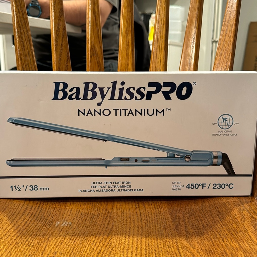Babyliss Pro nano titanium 1 1/2” ultra thin flat iron